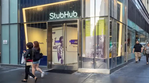 people walk outside of a StubHub storefront operation in New York (Ajay Suresh from New York, NY, USA, CC BY 2.0 via Wikimedia Commons)