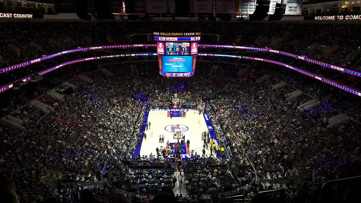 Wells Fargo Center during a 76ers home game in 2016 by Peetlesnumber1, CC BY-SA 4.0 via Wikimedia Commons