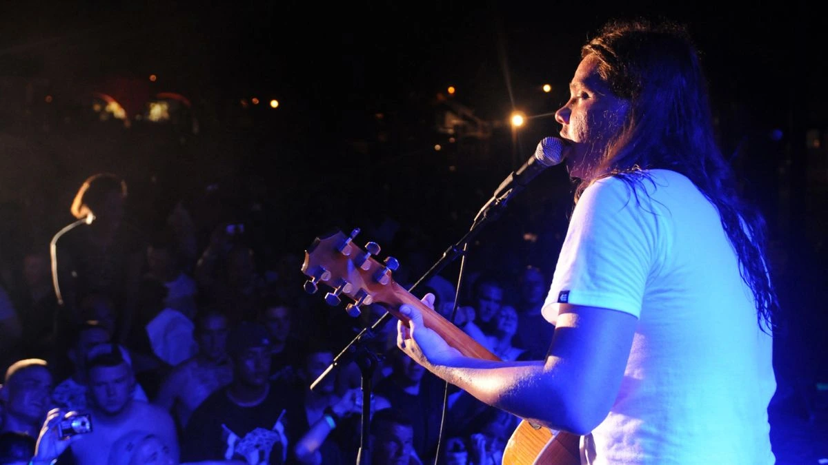 Ronnie Winter of the Red Jumpsuit Apparatus | Photo by Petty Officer 3rd Class Joshua Nistas, Public domain, via Wikimedia Commons