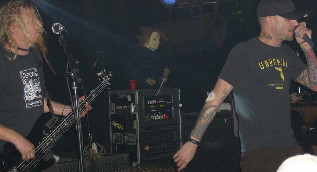 Cold bass player Jeremy Marshall and vocalist Scooter Ward performing in Flint, MI, 2009 | Photo credit: Hsxeric via Wikimedia Commons