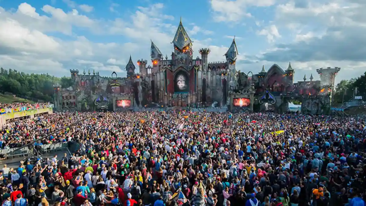 Tomorrowland main stage as it appeared in 2015. (Photo: Me109zito, CC BY-SA 4.0, via Wikimedia Commons)