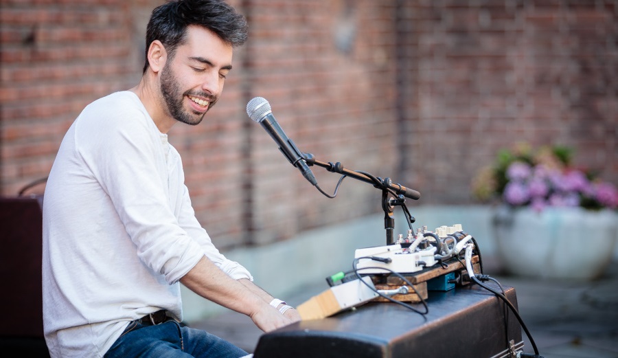 Leif Vollebekk at the Borggården stage in the Vigeland Park | Photo credit: Tore Sætre via Wikimedia Commons