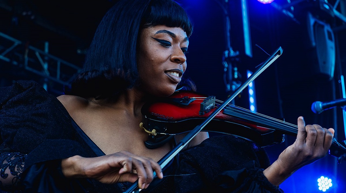 Elise Malterre of Sudan Archives wows the crowd at Treefort 2019 with her looping technique via Wikimedia Commons
