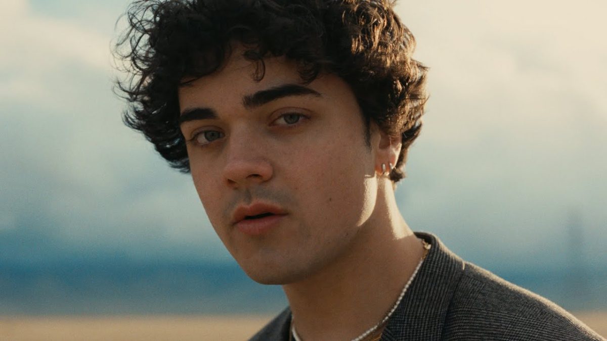 Alexander Stewart (image via the performer's official video)