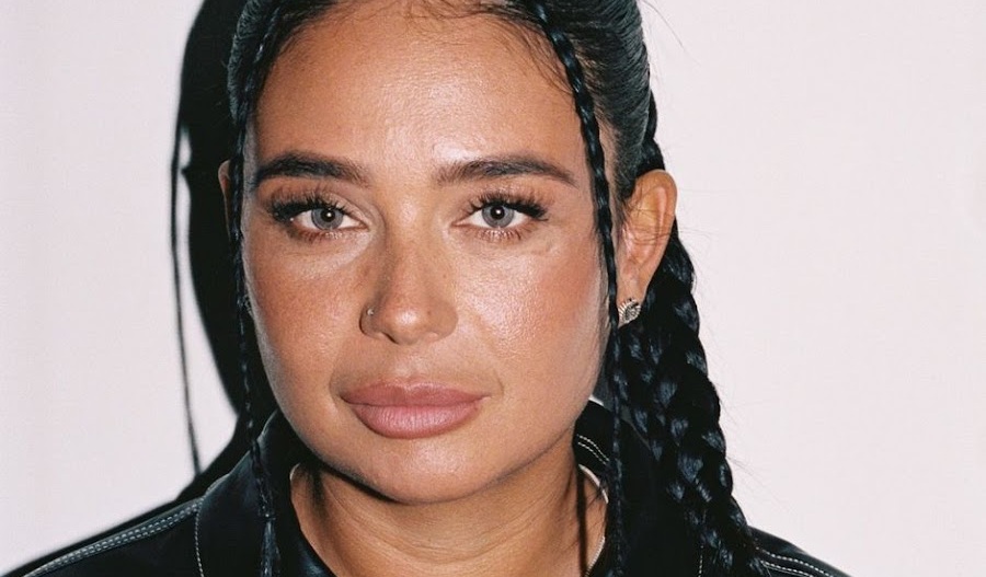 Hannah Laing (image via the artist's YouTube account)