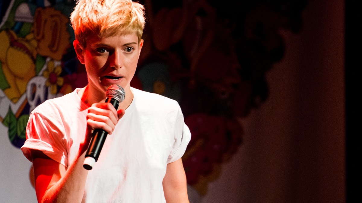Comedian Mae Martin performing on stage | Photo credit: Louis Longpré via Wikimedia Commons