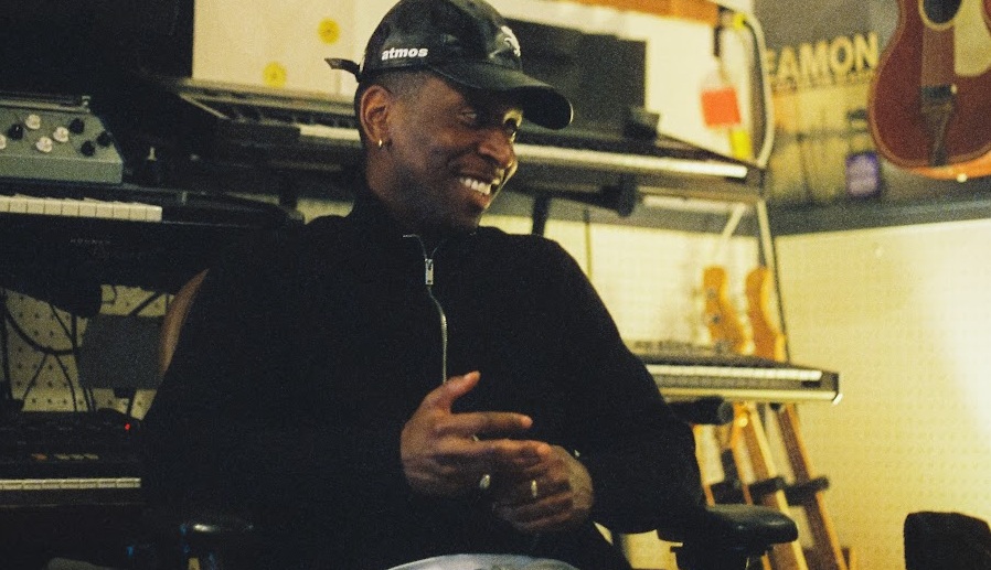 Samm Henshaw (image via the performer's YouTube account)