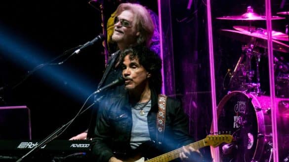 Daryl Hall (back) and John Oates (front) in concert at the O2 Arena, October 28, 2017 | Photo by Raph_PH via Wikimedia Commons