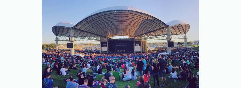 Crowd on the lawn at Midflorida credit union amphitheatre with the stage in the background