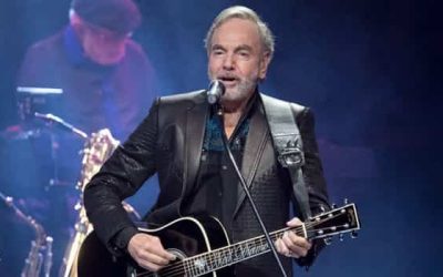 Neil Diamond Comes Out of Retirement to Perform for Firefighters